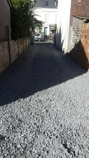 Passage gravillonné entre deux murs