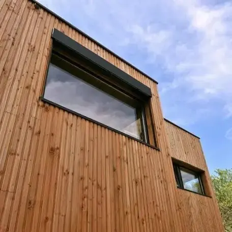 Façade en bardage bois avec grande fenêtre