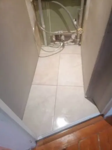 Carrelage grand format clair dans une entrée