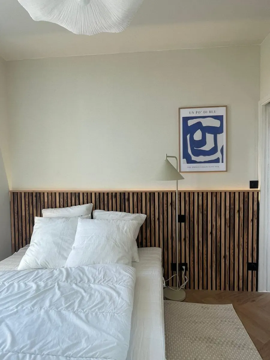 Chambre avec soubassement à tasseaux en bois