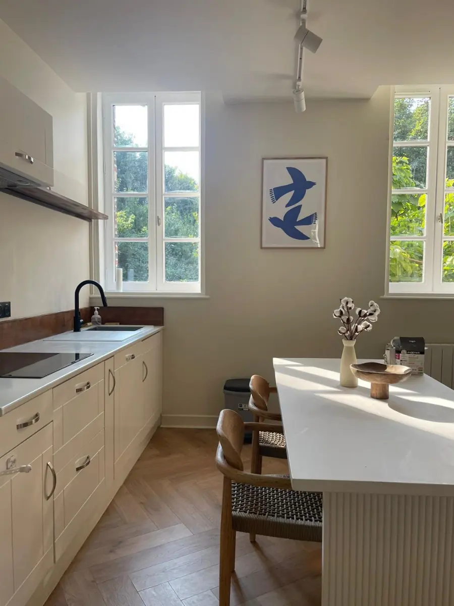 Cuisine et salle à manger lumineuses après rénovation