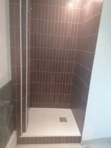 Douche à l'italienne carrelée avec receveur extra-plat