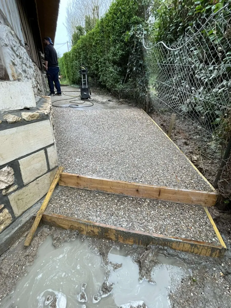 Marches et allée en gravillons le long d'une haie