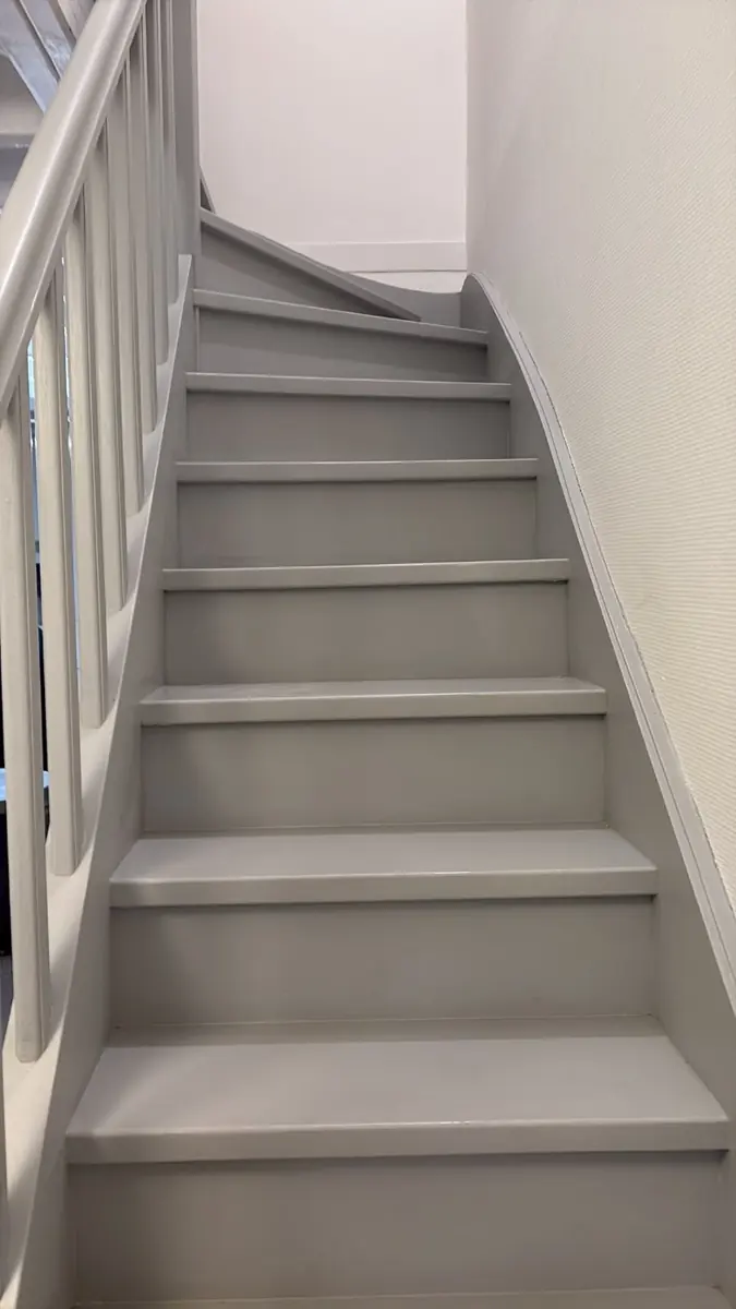Escalier repeint en gris clair