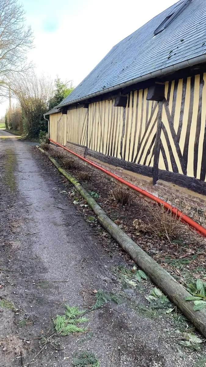 Maison à colombages et chemin en bordure
