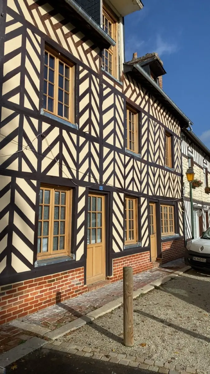 Façade à colombages d'une maison de ville