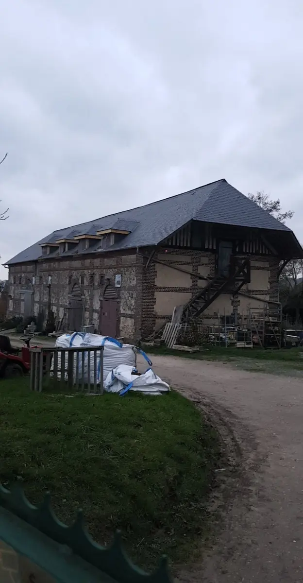 Grande grange à colombages avec toiture ardoise