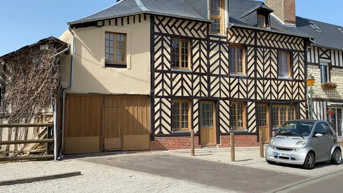 Maison à colombages en rue avec garage en bois