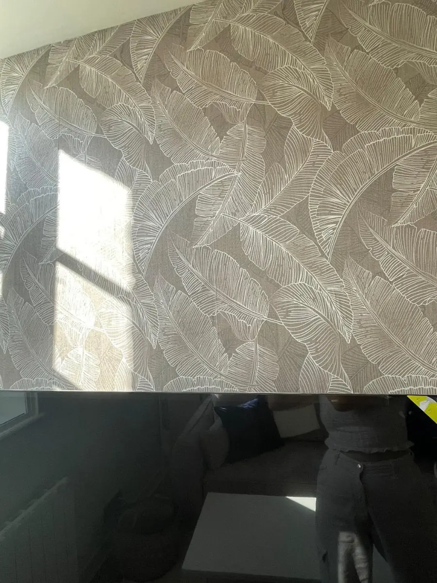 Papier peint à motif de feuillage dans un salon