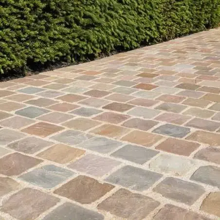 Pavés de pierre naturelle aux teintes mêlées