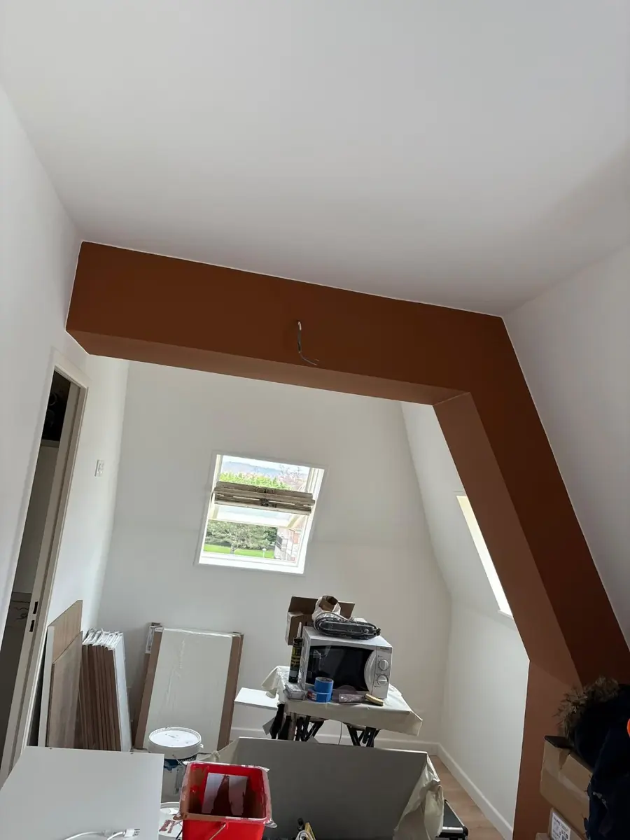 Pièce sous combles avec bande de peinture terracotta