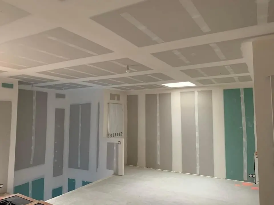 Plafond en plaques de plâtre avec spots encastrés