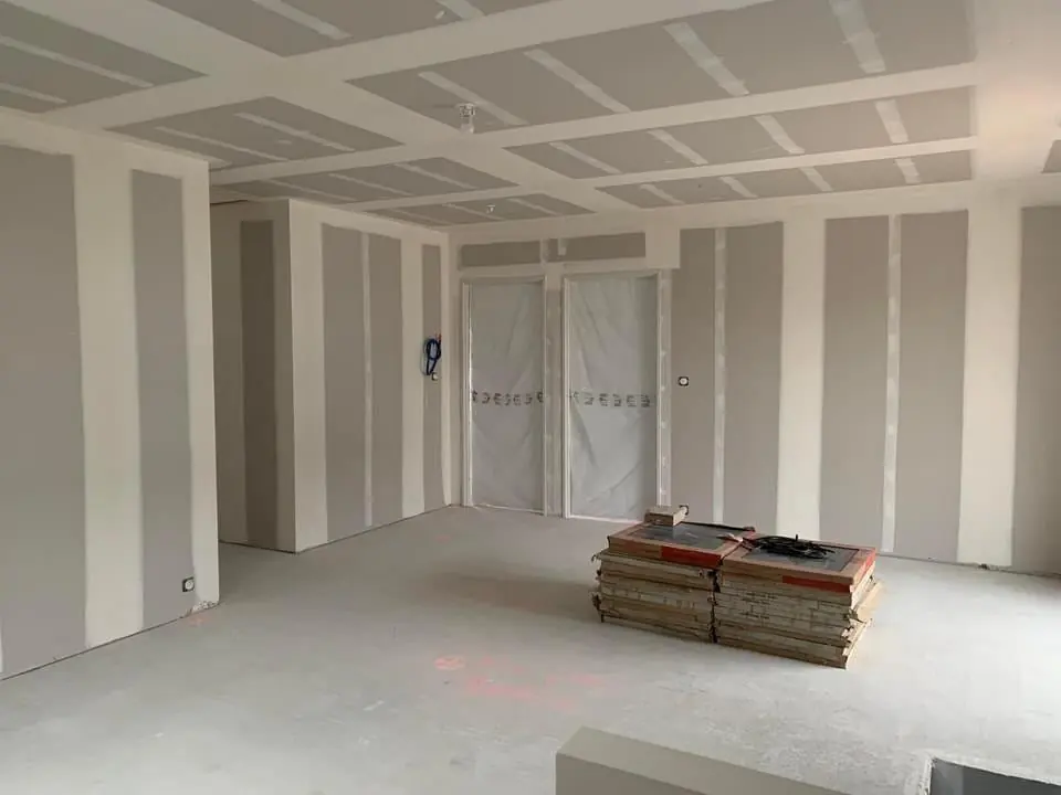 Grande pièce avec cloisons et plafonds en plaques de plâtre