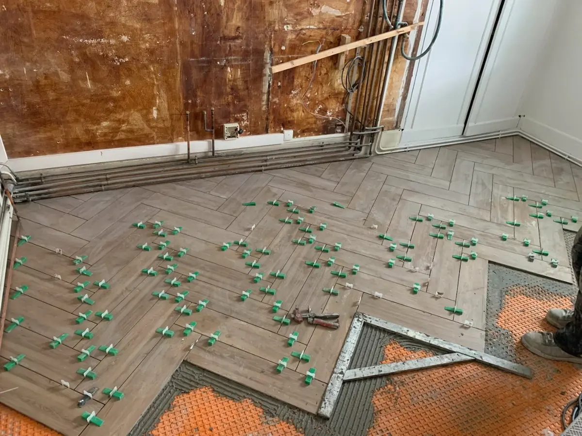 Pose de dalles sur plots avec croisillons verts