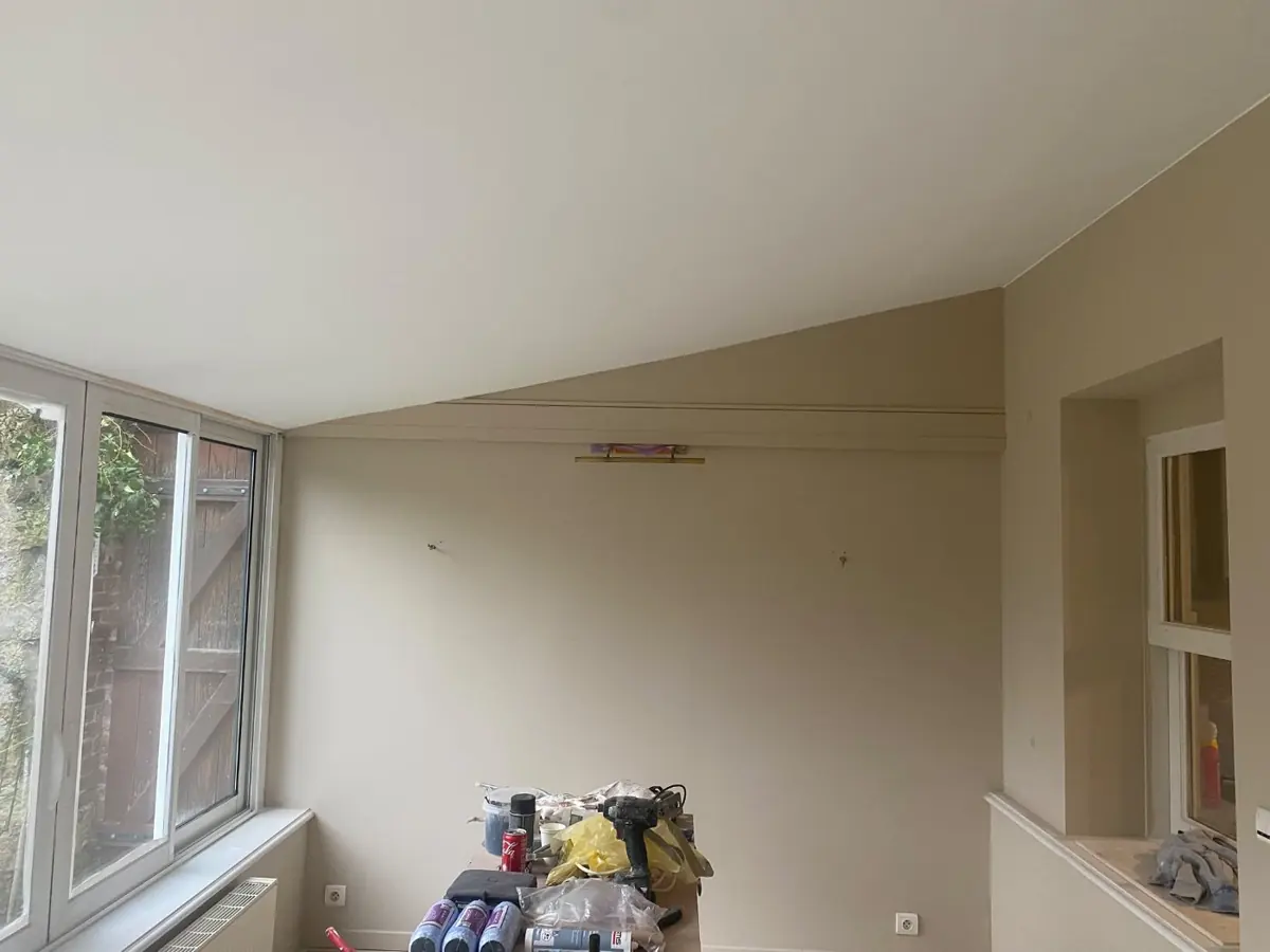 Pièce en cours de rénovation avec fenêtres