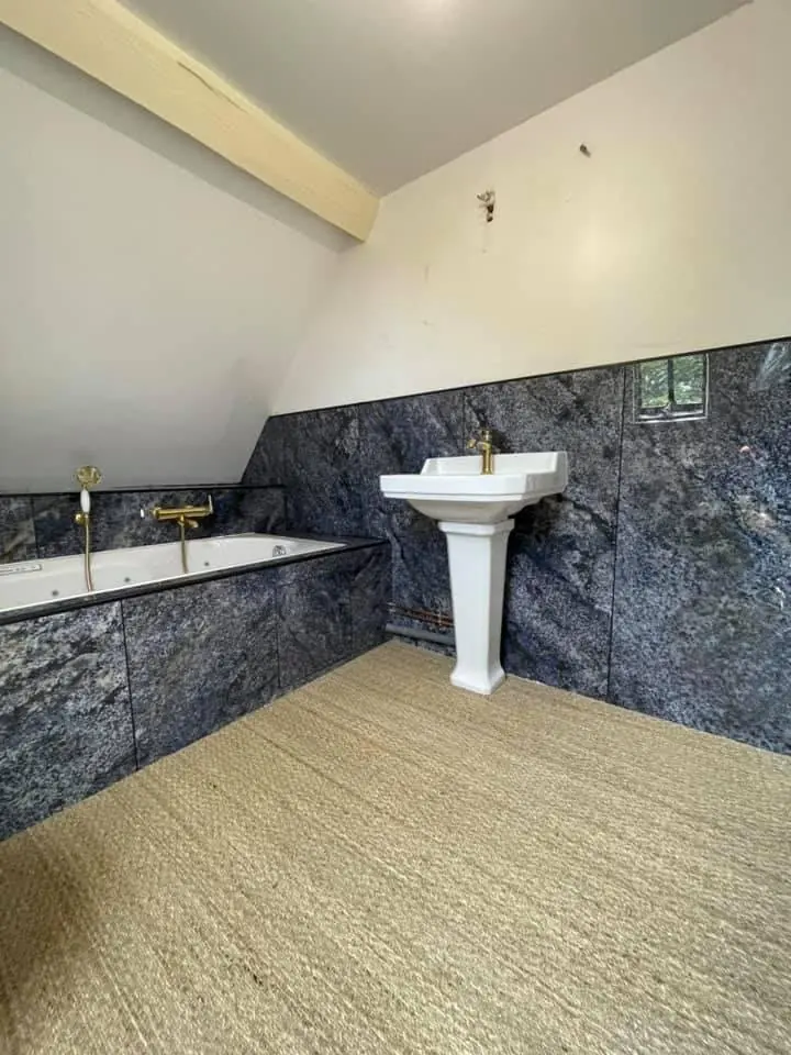 Salle de bain sous combles avec lavabo sur colonne
