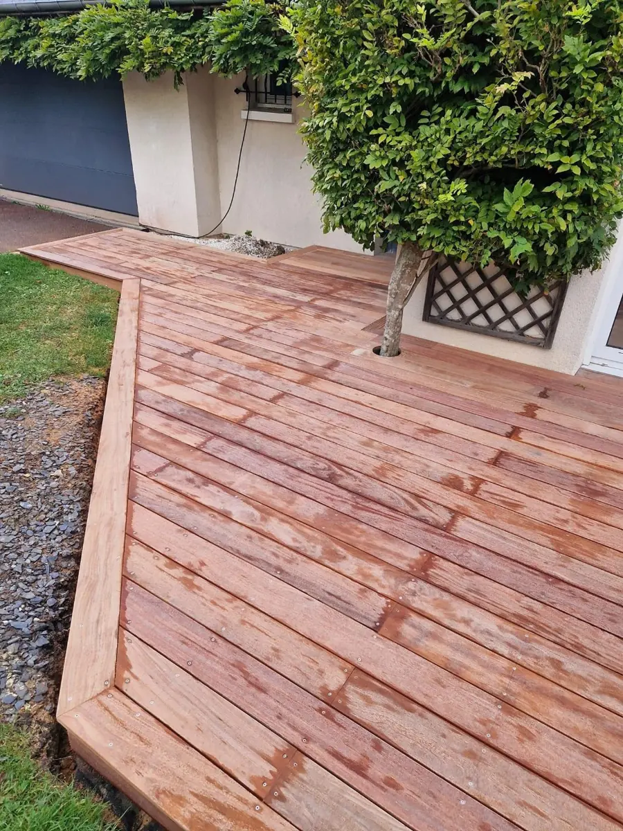 Terrasse en bois posée en chevrons devant une maison