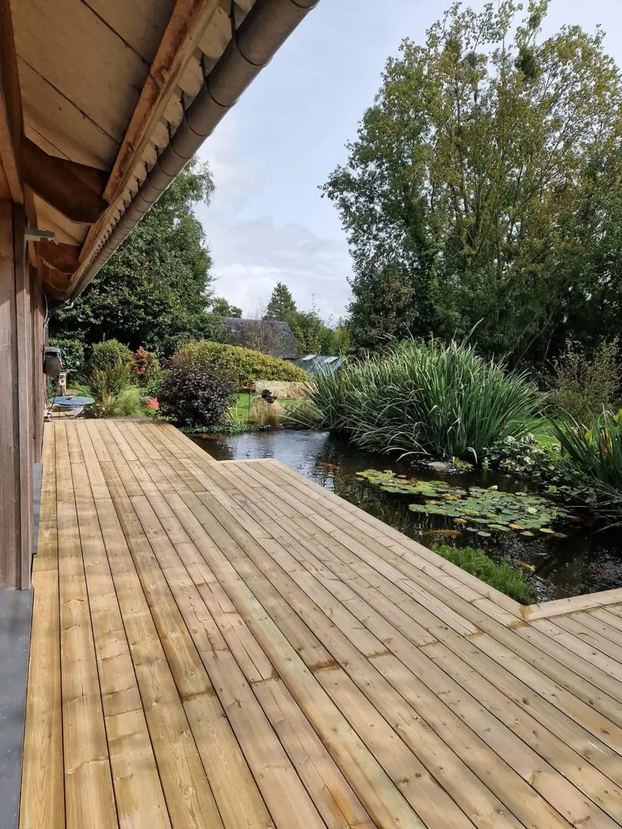 Terrasse en bois en bord de plan d'eau