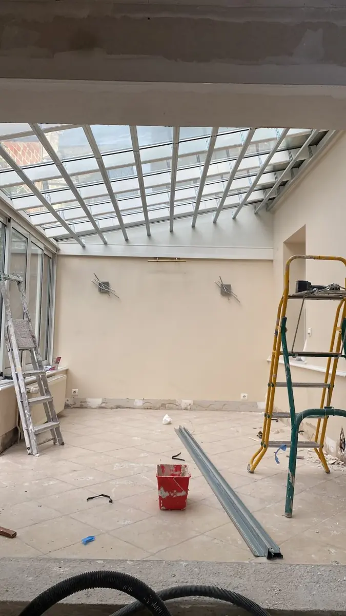 Pièce avec verrière en cours de pose